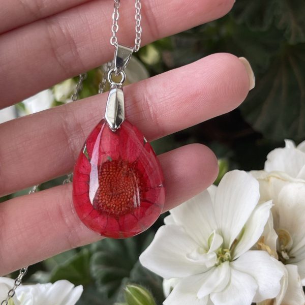 Colgante de Margarita roja en resina transparente