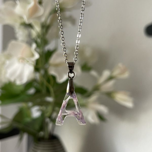 Colgante de letra inicial con flores