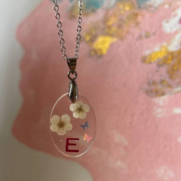 Colgante Almendro con E fucsia